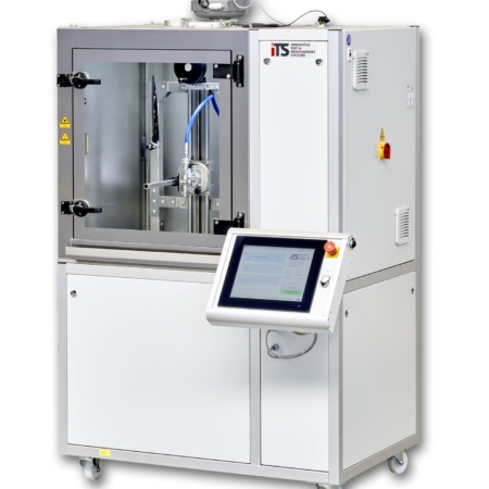 Druckwasserstrahlkammer DWT 500 von iTS mit Touchpanel und Blick in den Prüfraum