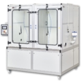 Staubkammer SK 2000D/QD mit geschlossenen Türen, Bedienpanel und Filter der Unterdruckeinrichtung