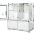 Staubkammer SK 2000D/QD mit geöffneten Türen und eingesetzter Trennwand zwischen den Prüfräumen