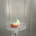 Prüfling auf dem Drehteller unter dem Sprühwasser des Schwenkbogens
